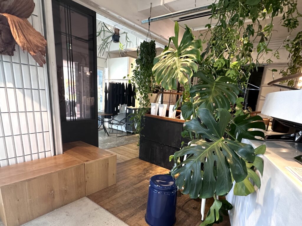 THE YOMOGI STANDの店内